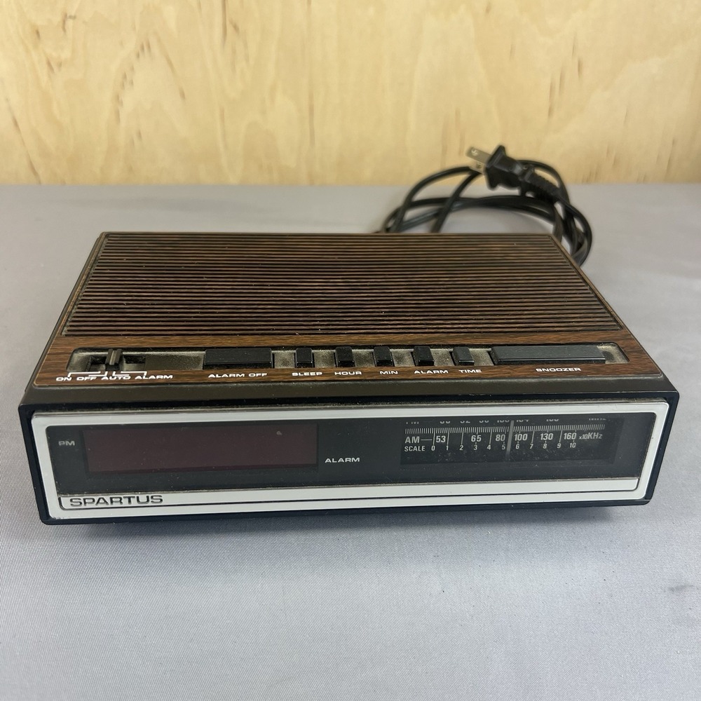 Vintage Spartus AM/FM Alarm Clock Radio Model 0107-61 Tested Working